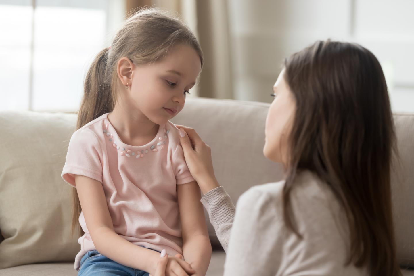 كيف تتحدث إلى طفلك حول مرض فيروس كورونا 2019 (كوفيد-19)