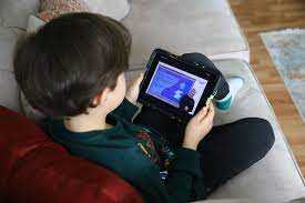 تأثير استخدام الأجهزة الإلكترونية على الأطفال